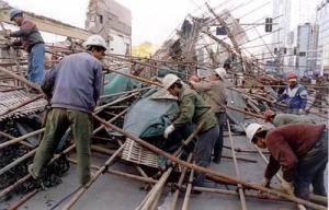 �Ͼ��л��糡���ּܵ��� 5��·�˱���(ͼ)