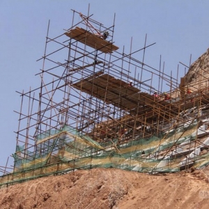 隧道工人正在半山腰搭建工作