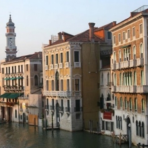 戴尔学院桥边景物