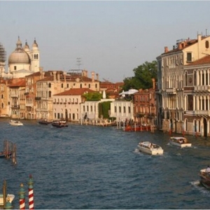 戴尔学院桥周边景色