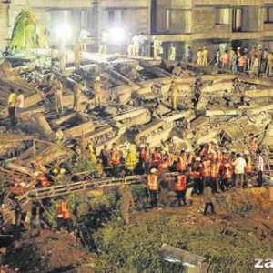 印度在建11层高楼倒塌 已造成47人死亡