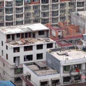 西安一小区现“最牛加盖” 三层变八层仍没封顶