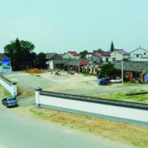 南京一危房拆迁10年未完工 建3米高围墙遮丑