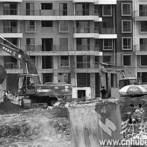 武汉一建楼房遭遇溶洞地质灾害 两工人失踪