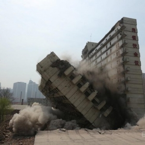 曾是沈阳当地标志性建筑 昨日倒下一半