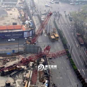 杭州市中心武林广场塔吊倒塌 已导致一人死亡