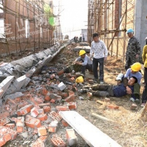 丹阳一工地横梁坍塌 3名工人被埋一人遇难