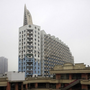福州一栋建筑楼顶造型如“鸟头”一般高昂向上