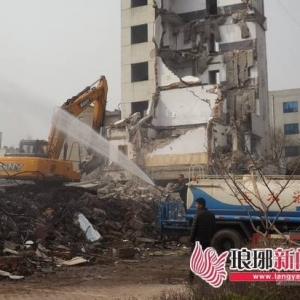 违法工地无围挡施工 尘土飞扬路面变“花脸”