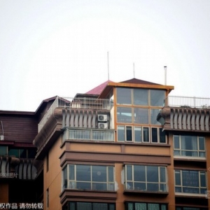 大量违建“空中别墅”现贵阳居民楼顶