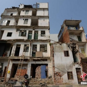南宁现“危楼景观”楼房 拆一半住一半