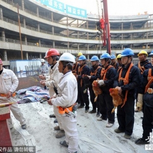 华中在建第一高楼首根70吨钢巨柱吊装