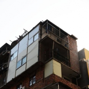 南宁现“积木楼” 网友称“最牛违建楼房”