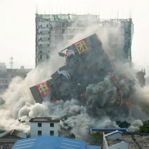 广州:国内最高最新最难违建被爆破