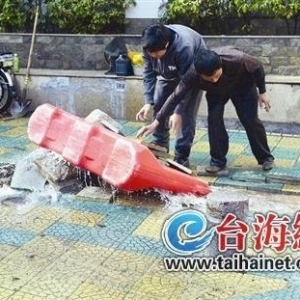 工人施工不慎挖开管道 水流冲起一层楼高