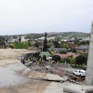 南非一在建商场坍塌 致30人身亡20人失踪