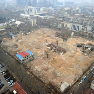 百年建筑先拆再建被挖成孤岛