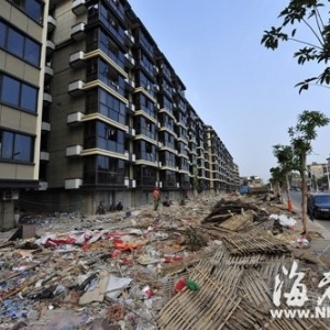 福州景观改造后 拆了脚手架垃圾占道200米