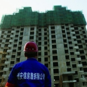 高层违建执迷封顶 15层“地标”建筑被强制拆除