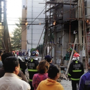 电缆着火脚手架带电百余户居民进出不得