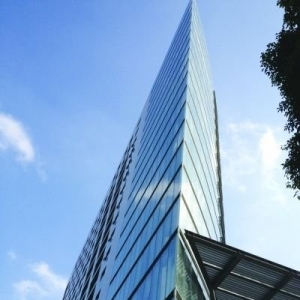 南京现“斧头”状大楼 最窄处仅几厘米