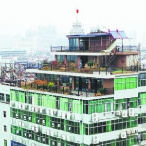 南昌东湖区现空中别墅 楼房加盖五层上去需刷卡