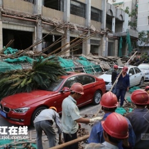 杭州三立大厦脚手架整排倒塌压了五六辆车
