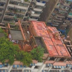 业主在六楼顶加盖七楼 混凝土泵车开进小区施工
