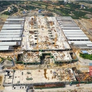 南宁东站主体建筑封顶 明年1月底将完工