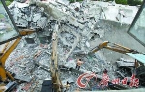 4层厂房拆除中倒塌 勾机被埋操作手身亡