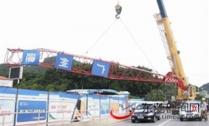广州东莞一工地履带吊钢丝绳断裂致使3人受伤