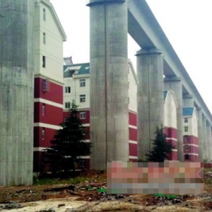 ��¥���Ŷռ�ס �Ϸ�һ�߼��ſ����¥��ʩ��