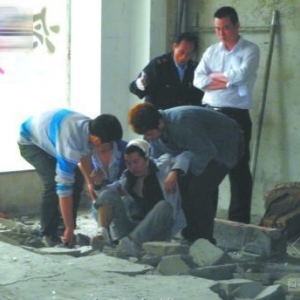 ����һ����Υ��ʩ��ǽ�嵹����1�˶ദ����