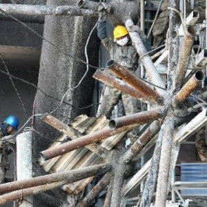 ���ӹ���¥�������ܺ�Ļǽ��ж������ǰ���