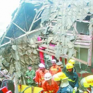 ֣�ݣ�����ͻȻ̮��5�˱����� б��ϵľ��ƴ�ն���