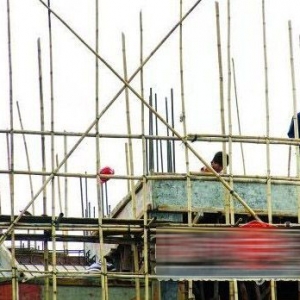 ����ĳ����С����Υ��¥�����ٱ�