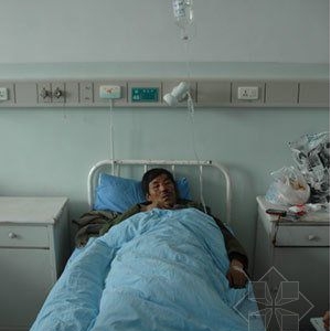 ��С������ǿ���¼� ס�����ڿ㱻��������