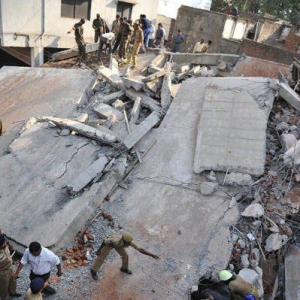 ӡ��һ���ڽ�¥������8������20������