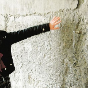 ������ǽ��б 1.87�׸߶���ˮƽ�ֽ�ƫ��2����