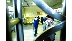 ����������Ա������ɢվ�ڳ˿ͣ�