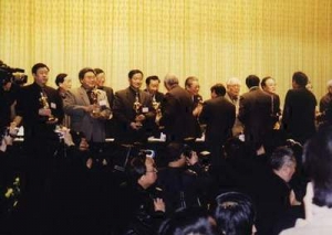 �쵼ͬ־��Ϊ�񽱵�λ�䷢³���