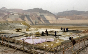 在小浪底出水口前正在建造观景区(图)