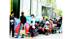 三环路边支帐篷露宿 购房人等放号苦度黄金周