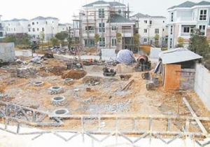 怪事:新房子到手就拆 福州叫停别墅违法改建