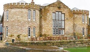 英国农夫稻草堆掩盖下秘密造出“梦幻城堡”