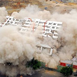组图:海口成功定向爆破一栋临街9层楼