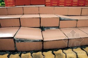 佛山某职校建在水塘上 使用四年墙体开裂