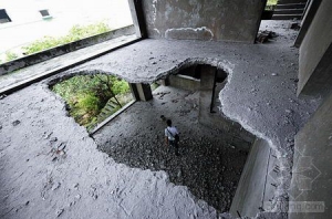 拾荒者狂砸26栋别墅盗走钢筋