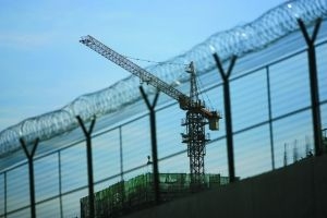 资金监管新规促开发商加紧“领证” 给楼市降温