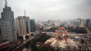 时评:当“你情我愿”的结晶是“建筑短命”